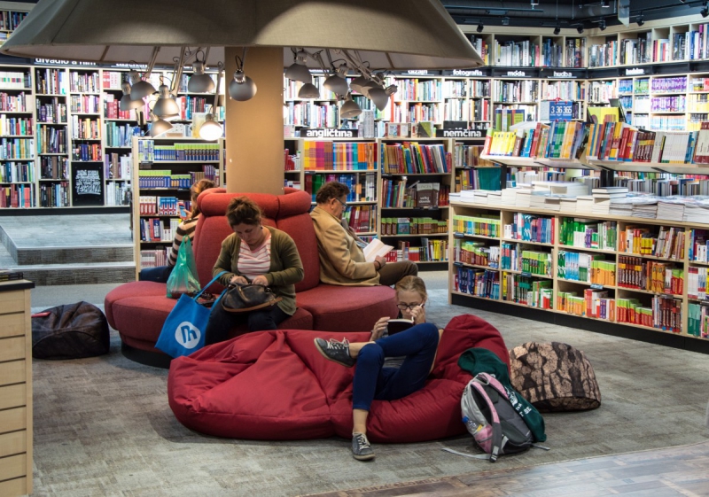 vitrine-HYERES-min_books_bookstore_book_reader_readers_reading_shop_sale_books-849006